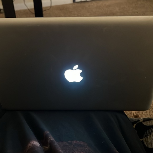 MAC Book Pro - Picture 2 of 2